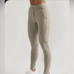 Identity Jogger - String - Alphalete